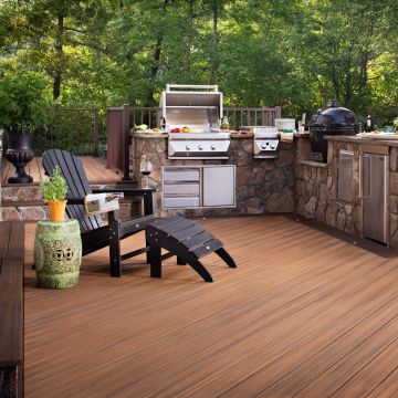 Create a warm, inviting outdoor oasis with Trex Transcend in Havana Gold.