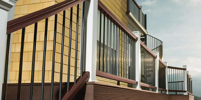A stylish Trex Transcend deck railing, one of our top composite deck railing systems of 2023