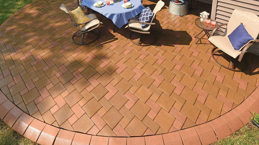 Aspire Pavers cut to create a rounded deck with bullnose pavers around the edges
