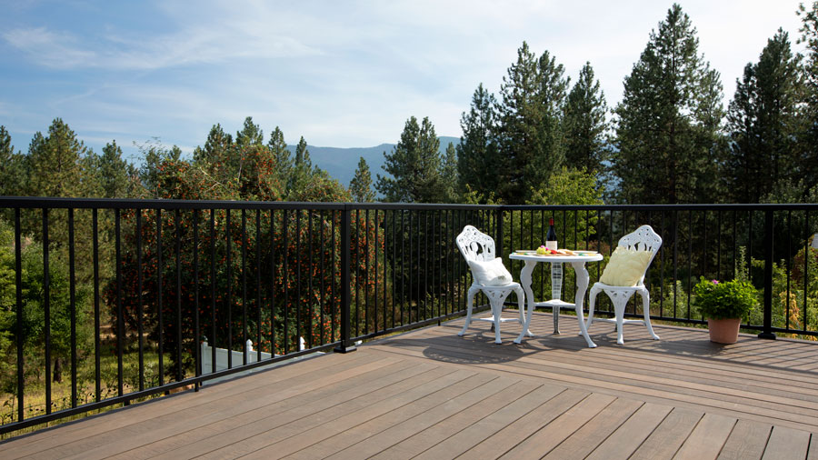 Scenic aluminum deck railing from Fortress