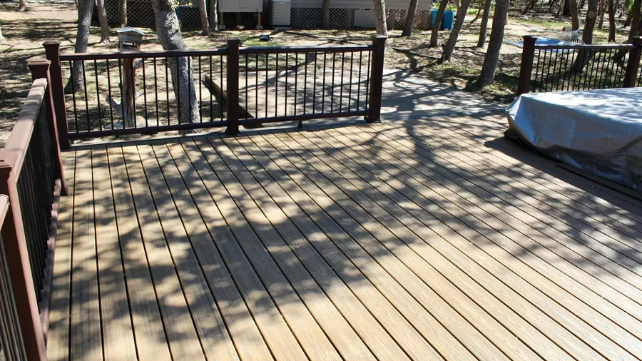 A sleek, low-maintenance deck surface created with Trex Transcend deck boards in Havana Gold and Spiced Rum colors