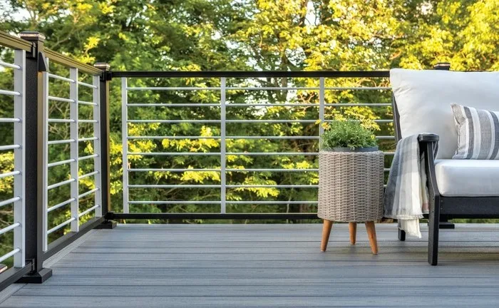 A Trex Signature Rod Rail deck railing bringing beauty and safety to a luxurious deck