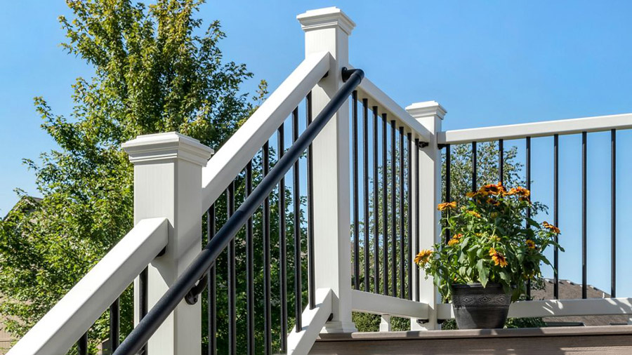 A Trex Select railing with an ADA-compliant handrail attached
