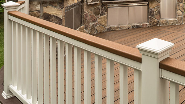 A bright white Trex Transcend deck railing with an attached drink rail deck board