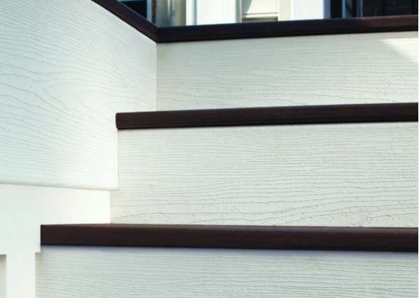 White Trex riser boards creating a brilliant contrast next to dark brown stair tread boards