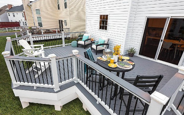 With white composite deck posts and rails and black aluminum balusters, the Trex Select railing system is a picture-perfect finish for any deck