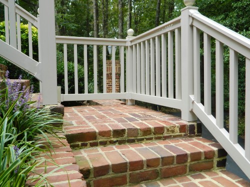 Offered in true 4 foot, 6 foot, 8 foot, and 10 foot railing sections, the Durables Vinyl Railing Lines can fulfill your railing sections